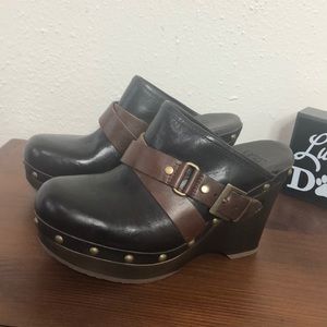 T-02: UGG ladies clogs size 5